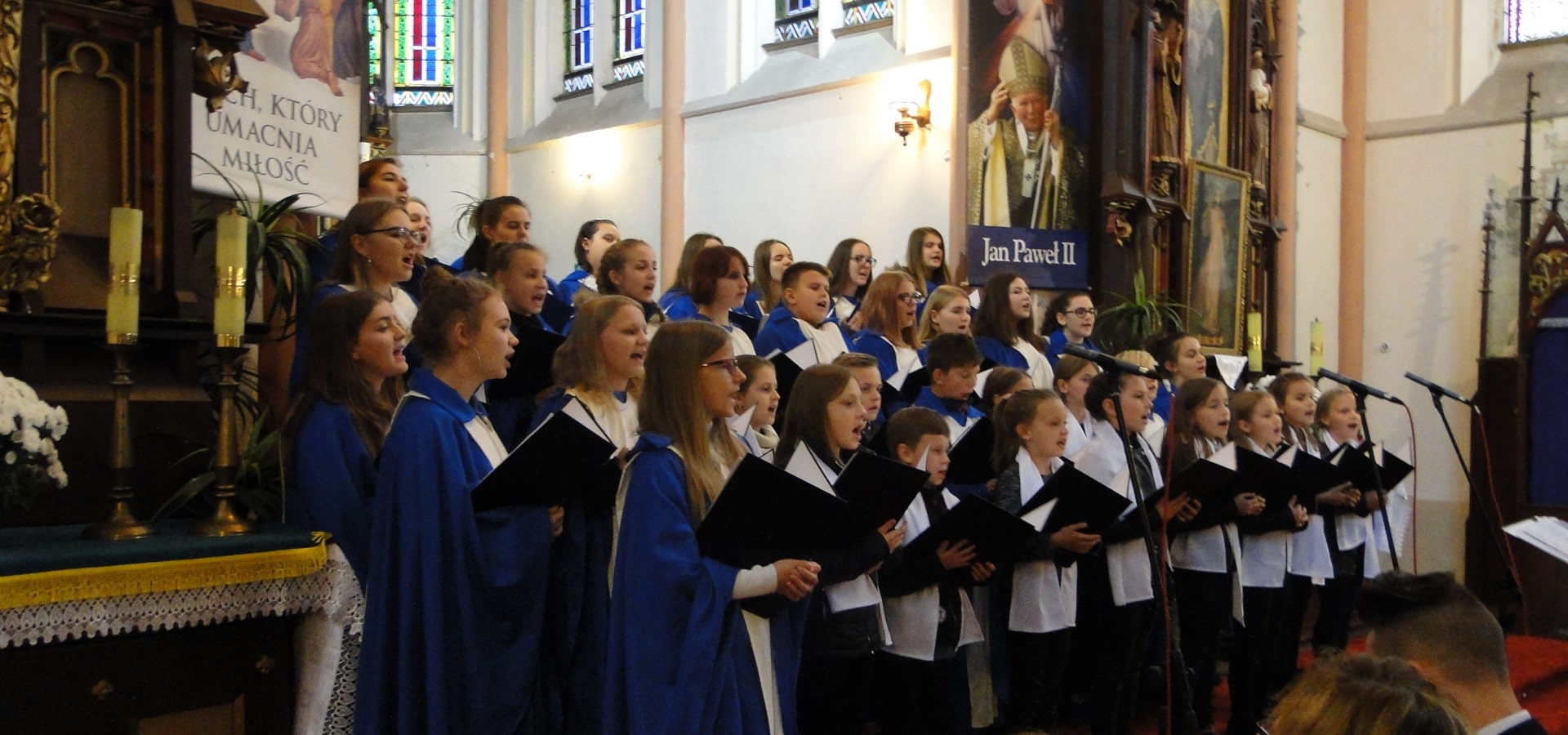 Chór Zespołu Szkół w Trzcinicy podczas koncertu w kościele w Smogorzowie