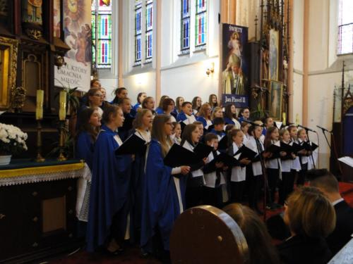 4. listopada 2018 r. w kościele w Smogorzowie wystąpił  Chór Zespołu Szkół im. Kardynała Stefana Wyszyńskiego z Trzcinicy.